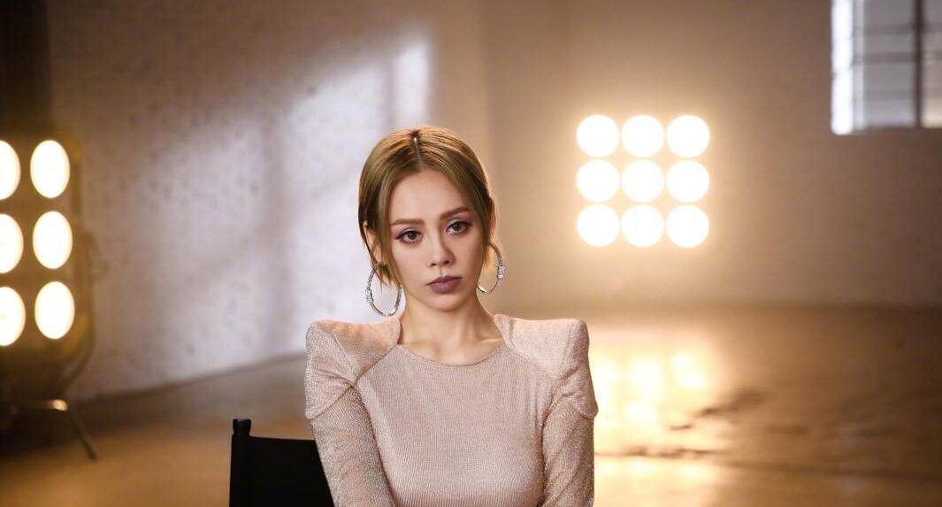 自信姐的力量，職場(chǎng)女性的自信與成長(zhǎng)之路