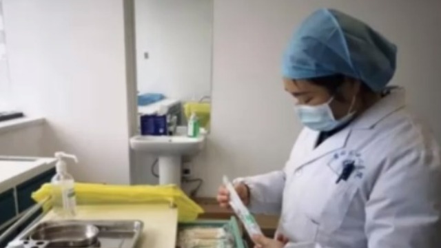 小明抗擊冠狀病毒的奇妙經(jīng)歷與友情的傳遞之路