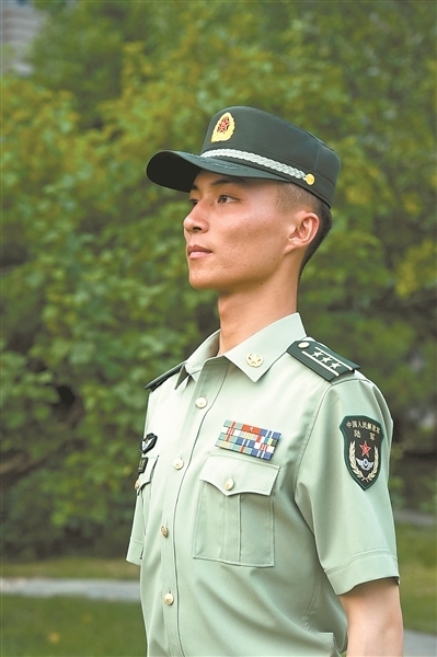 最新夏常服，自然美景中的輕松時尚之旅