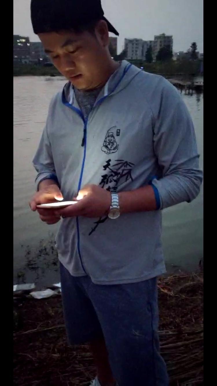 最新黑坑釣魚視頻，魚趣與友情的溫馨瞬間